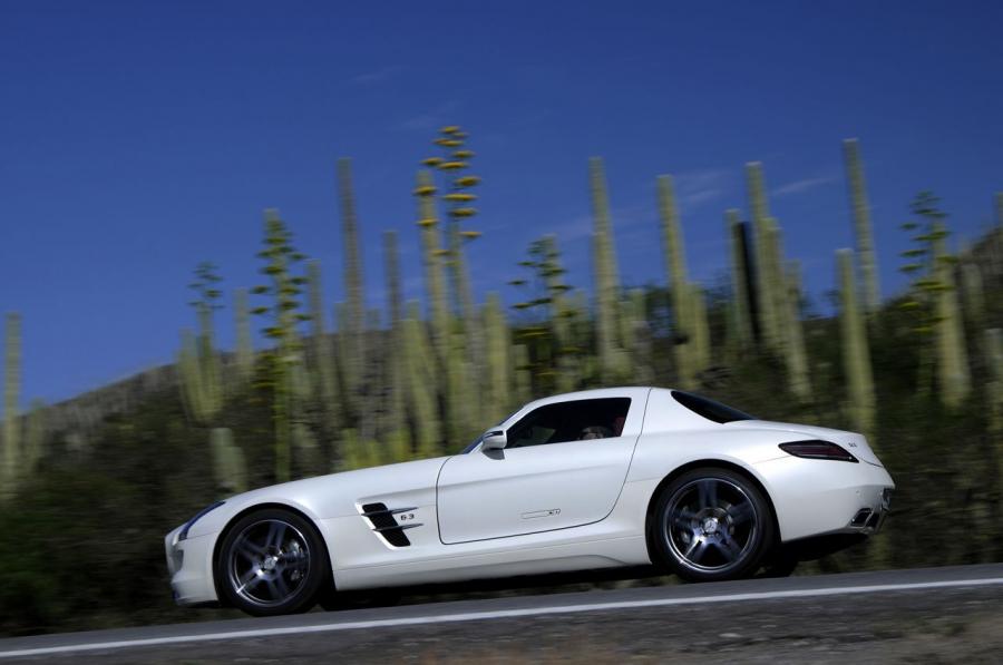  Mercedes-Benz SLS AMG White 2011 года  (фото 20 из 29)